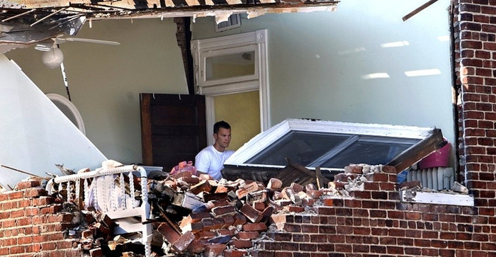 Nhiều ngôi nhà bị tàn phá bởi cơn bão giữa đợt nắng nóng kéo dài. Nhiều ngôi nhà bị tàn phá bởi cơn bão giữa đợt nắng nóng kéo dài.