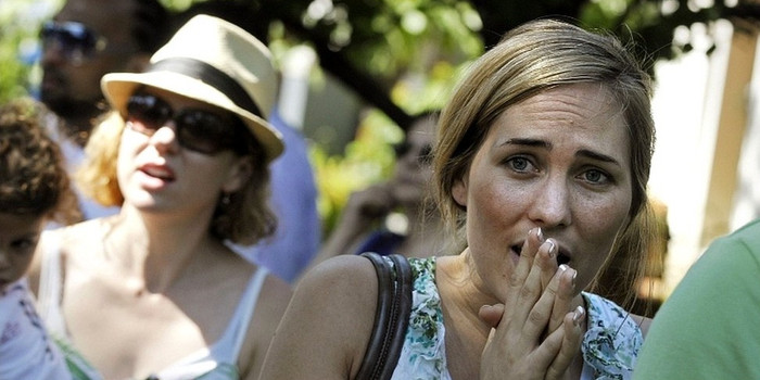 Sự bàng hoàng của người dân khi chứng kiến sức tàn phà khủng khiếp của cơn bão. Sự bàng hoàng của người dân khi chứng kiến sức tàn phà khủng khiếp của cơn bão.