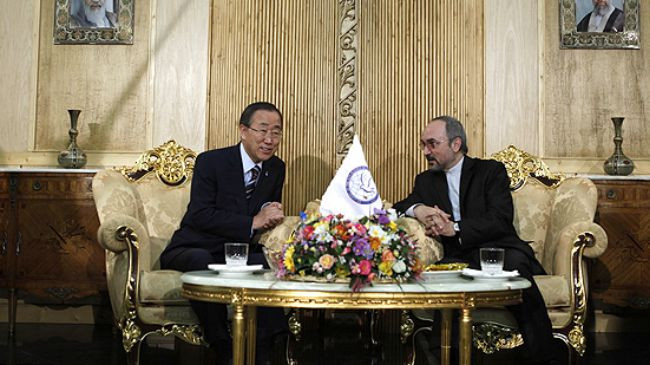 Ông Ban Ki-moon trao đổi với Đại sứ Iran tại Liên Hợp Quốc Mohammad Khazaei.