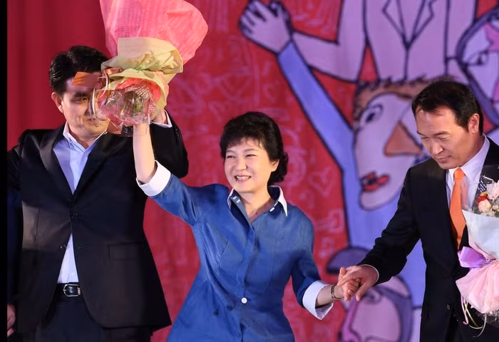 Park Geun-hye là người phụ nữ Hàn Quốc đầu tiên ra tranh cử Tổng thống Park Geun-hye là người phụ nữ Hàn Quốc đầu tiên ra tranh cử Tổng thống