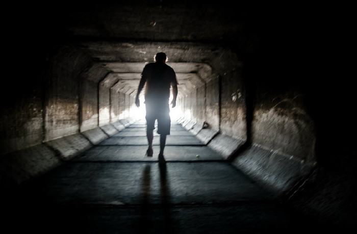 Cống ngầm lại trở thành nhà ở cho nhiều người dân nghèo giữa một chốn phồn hoa.