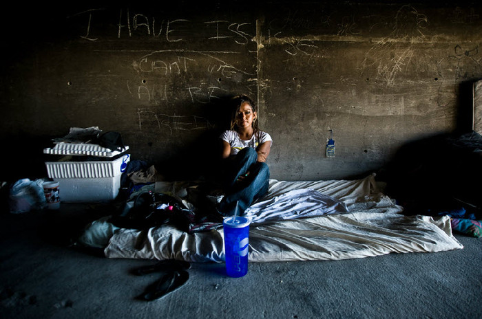 Một nơi ở tạm bợ cho người nghèo với việc sống chung cùng nước thải, chuột, gián.