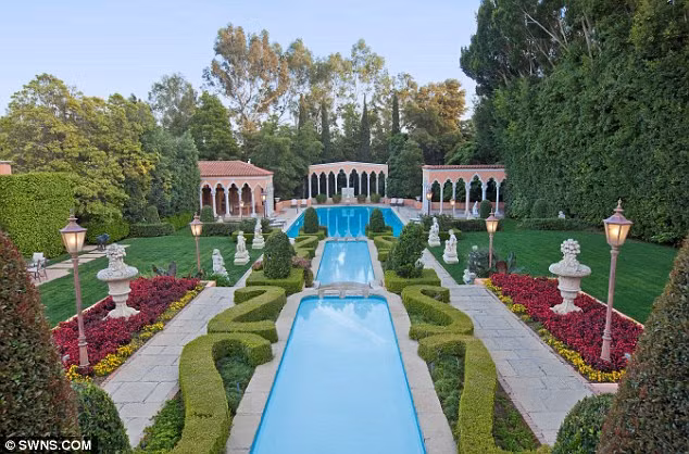 Được xây dựng vào năm 1925 do kiến trúc sư gốc Anh Gordon Kaufman thiết kế, Beverly House có 29 phòng ngủ, 40 phòng tắm, một câu lạc bộ đêm, một thư viện, một rạp chiếu phim và một phòng khách với tổng diện tích hơn 6.503m2.