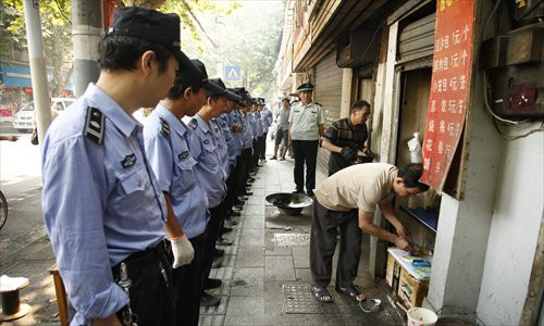 Đây được cho "đòn tâm lý" nhằm vào những chủ quán lấn chiếm vỉa hè, hàng rong.