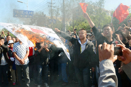 Ngày càng nhiều người dân Trung Quốc đã có những hành động quá khích như đốt cờ, phá xe, đập phá nhà hàng,... Ngày càng nhiều người dân Trung Quốc đã có những hành động quá khích như đốt cờ, phá xe, đập phá nhà hàng,...