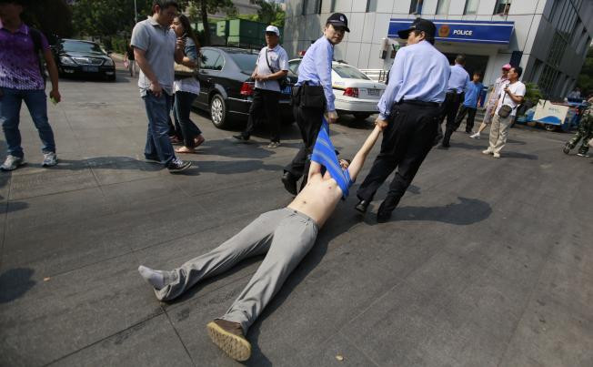 Một Trung Quốc biểu tình chống Nhật Bản bị kéo đến đồn cảnh sát sau khi tấn công cả cảnh sát khi họ ngăn chặn hành động biểu tình quá khích trên đường phố hướng về phía Tổng Lãnh sự quán Nhật Bản tại Thượng Hải. Một Trung Quốc biểu tình chống Nhật Bản bị kéo đến đồn cảnh sát sau khi tấn công cả cảnh sát khi họ ngăn chặn hành động biểu tình quá khích trên đường phố hướng về phía Tổng Lãnh sự quán Nhật Bản tại Thượng Hải.