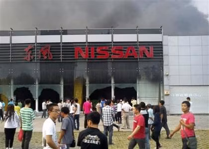 Một cửa hàng của công ty Nissan bị những biểu tình tấn công, đập phá cửa kính.