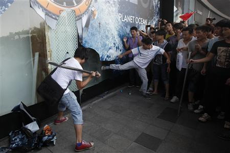 Những người biểu tình Trung Quốc vây quanh một cửa hàng Nhật Bản.