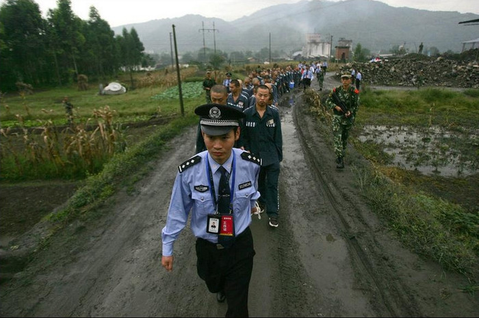 Dùng thừng buộc gần 600 tù nhân áp giải ra xe chuyển trại Dùng thừng buộc gần 600 tù nhân áp giải ra xe chuyển trại