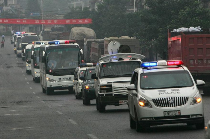 Cảnh sát hộ tống đoàn tù nhân chuyển trại Cảnh sát hộ tống đoàn tù nhân chuyển trại