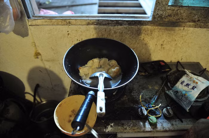 Bữa cơm thiếu thốn của hai ông cháu. Bữa cơm thiếu thốn của hai ông cháu.