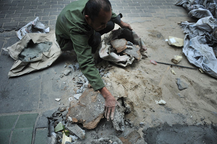 Trong lúc đó, người ông cần mẫn thu gom rác thải trên đường. Câu chuyện của Manqi từng lan rộng khắp các đường phố Phúc Châu. 3 năm trước, bệnh viện Cảnh sát vũ trang ở Phúc Châu đã phẫu thuật miễn phí cho cô bé. Nhưng 3 năm sau, tình hình bệnh tật của Manqi lại tái phát. Trong lúc đó, người ông cần mẫn thu gom rác thải trên đường. Câu chuyện của Manqi từng lan rộng khắp các đường phố Phúc Châu. 3 năm trước, bệnh viện Cảnh sát vũ trang ở Phúc Châu đã phẫu thuật miễn phí cho cô bé. Nhưng 3 năm sau, tình hình bệnh tật của Manqi lại tái phát.