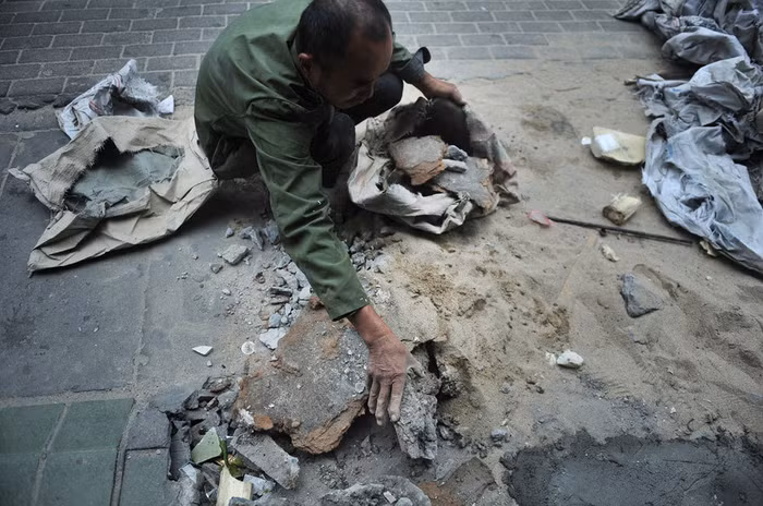 Trong lúc đó, người ông cần mẫn thu gom rác thải trên đường. Câu chuyện của Manqi từng lan rộng khắp các đường phố Phúc Châu. 3 năm trước, bệnh viện Cảnh sát vũ trang ở Phúc Châu đã phẫu thuật miễn phí cho cô bé. Nhưng 3 năm sau, tình hình bệnh tật của Manqi lại tái phát. Trong lúc đó, người ông cần mẫn thu gom rác thải trên đường. Câu chuyện của Manqi từng lan rộng khắp các đường phố Phúc Châu. 3 năm trước, bệnh viện Cảnh sát vũ trang ở Phúc Châu đã phẫu thuật miễn phí cho cô bé. Nhưng 3 năm sau, tình hình bệnh tật của Manqi lại tái phát.