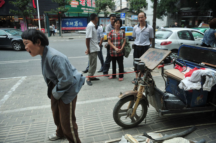 Từ năm 6 tuổi, Jiang Manqi đã tới Phúc Châu cùng với ông nội mình và kiếm sống bằng nghề thu gom rác thải. Cảnh tượng này đã khiến nhiều người qua đường phải ngỡ ngàng. Nhưng đó là cách duy nhất mà ông nội cô bé có thể làm để đảm bảo an toàn cho cháu. Từ năm 6 tuổi, Jiang Manqi đã tới Phúc Châu cùng với ông nội mình và kiếm sống bằng nghề thu gom rác thải. Cảnh tượng này đã khiến nhiều người qua đường phải ngỡ ngàng. Nhưng đó là cách duy nhất mà ông nội cô bé có thể làm để đảm bảo an toàn cho cháu.