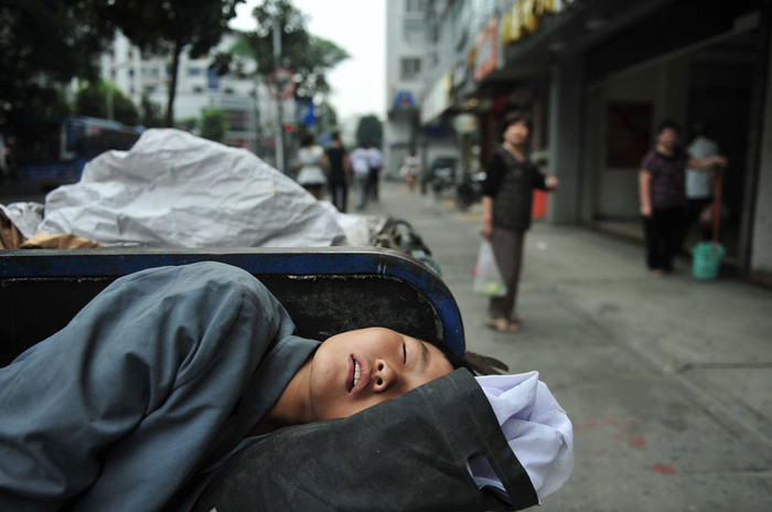 Cô bé bị rối loạn phát triển cả về thể chất và trí tuệ, thậm chí không thể tự chăm sóc bản thân. Jiang Manqi phải luôn có ông nội đi cùng. Cô bé bị rối loạn phát triển cả về thể chất và trí tuệ, thậm chí không thể tự chăm sóc bản thân. Jiang Manqi phải luôn có ông nội đi cùng.