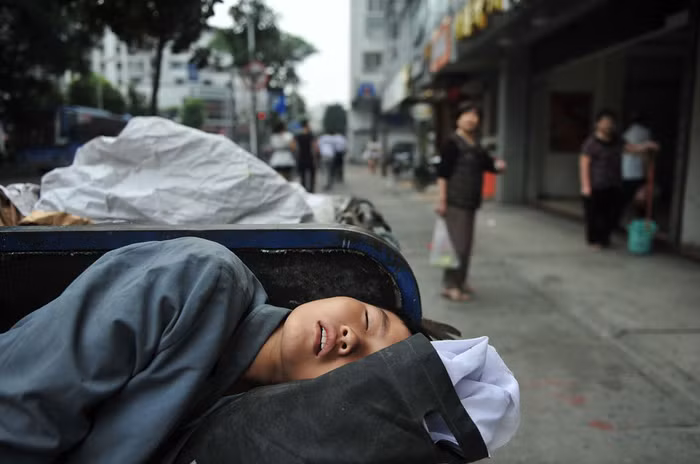 Cô bé bị rối loạn phát triển cả về thể chất và trí tuệ, thậm chí không thể tự chăm sóc bản thân. Jiang Manqi phải luôn có ông nội đi cùng. Cô bé bị rối loạn phát triển cả về thể chất và trí tuệ, thậm chí không thể tự chăm sóc bản thân. Jiang Manqi phải luôn có ông nội đi cùng.