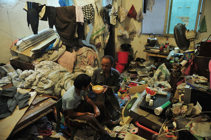 Góc nhà chật hẹp và bề bộn đồ đạc của hai ông cháu. Góc nhà chật hẹp và bề bộn đồ đạc của hai ông cháu.