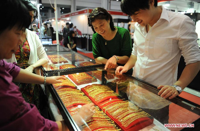 Đợt nghỉ lễ này cũng được coi là "tuần lễ vàng". Nhiều người dân ở khắp Trung Quốc từ Bắc Kinh đến Thượng Hải, Giang Tô, đã đổ xô đi mua vàng.