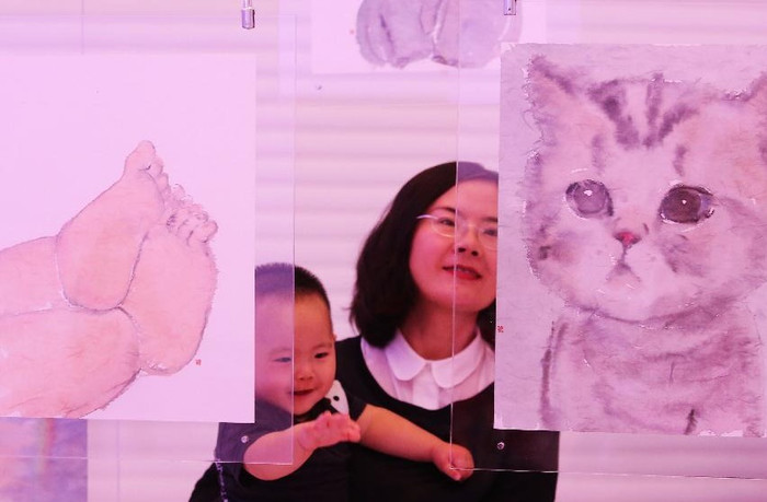 Du khách thăm quan Khu Nghệ thuật 798 ở thủ đô Trung Quốc.