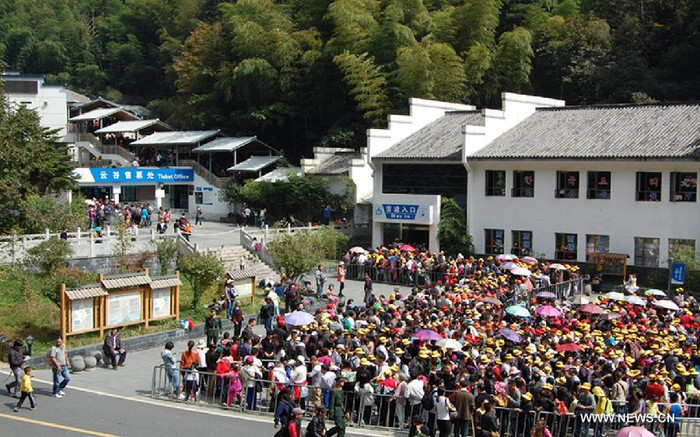 Du khách xếp hàng chờ đi cáp treo ở núi Hoàng Sơn, tỉnh An Huy phía đông Trung Quốc.