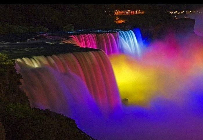 Khung cảnh lung linh huyền ảo của Niagara. Khung cảnh lung linh huyền ảo của Niagara.