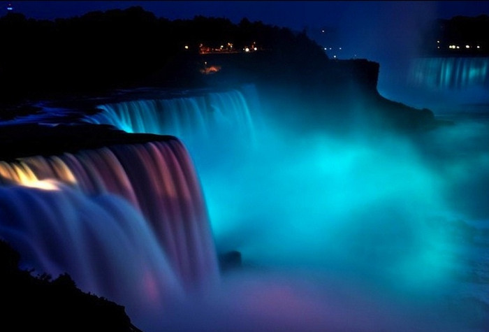 Nằm trên sông Niagara, con sông được tạo ra bởi hai hồ nước lớn là Erie và Ontario, Niagara cũng có lúc nhuốm đậm màu xanh. Nằm trên sông Niagara, con sông được tạo ra bởi hai hồ nước lớn là Erie và Ontario, Niagara cũng có lúc nhuốm đậm màu xanh.