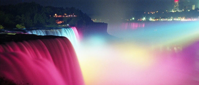 Hệ thống đèn vào ban đêm đã khiến kỳ quan thiên nhiên này thêm kỳ vĩ. Hệ thống đèn vào ban đêm đã khiến kỳ quan thiên nhiên này thêm kỳ vĩ.