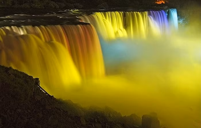 Niagara rực rỡ trong màu vàng.
