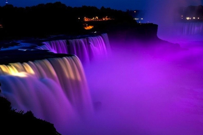 Thác nước hùng vĩ chìm trong màu tím huyền ảo. Theo một số sử sách, tên gọi của thác Niagara bắt nguồn từ "Onguiaahra" trong tiếng Iroquois nghĩa là "tiếng gầm của nước". Thác nước hùng vĩ chìm trong màu tím huyền ảo. Theo một số sử sách, tên gọi của thác Niagara bắt nguồn từ "Onguiaahra" trong tiếng Iroquois nghĩa là "tiếng gầm của nước".