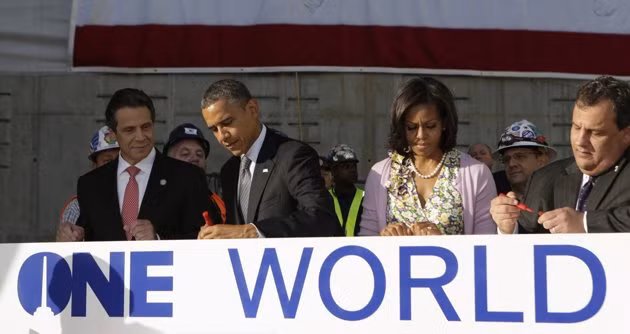 Vợ chồng Tổng thống cùng ký tên trên một tấm thép sẽ được dùng để xây Trung tâm Thương mại Thế giới 1.