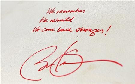 Chữ ký của Tổng thống Obama và lời hứa ghi nhớ, khôi phục sau sự kiện đau thương 11/9 khiến gần 3000 người thiệt mạng và phá huỷ toà tháp đôi. Chữ ký của Tổng thống Obama và lời hứa ghi nhớ, khôi phục sau sự kiện đau thương 11/9 khiến gần 3000 người thiệt mạng và phá huỷ toà tháp đôi.