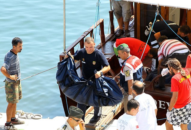 Thi thể của các nạn nhân vụ chìm tàu được bọc kín. Thi thể của các nạn nhân vụ chìm tàu được bọc kín.