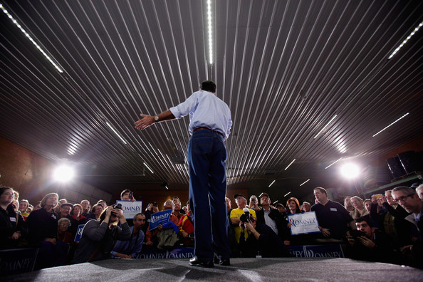 Một góc nhìn lạ về vóc dáng cao to của Mitt Romney khi đang phát biểu ở Ames, Iowa. Một góc nhìn lạ về vóc dáng cao to của Mitt Romney khi đang phát biểu ở Ames, Iowa.