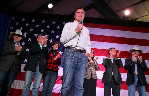 Ông Romney phát biểu trước đám đông tại sân bay khu vực Elko tại Elko, Nevada. Ông Romney phát biểu trước đám đông tại sân bay khu vực Elko tại Elko, Nevada.