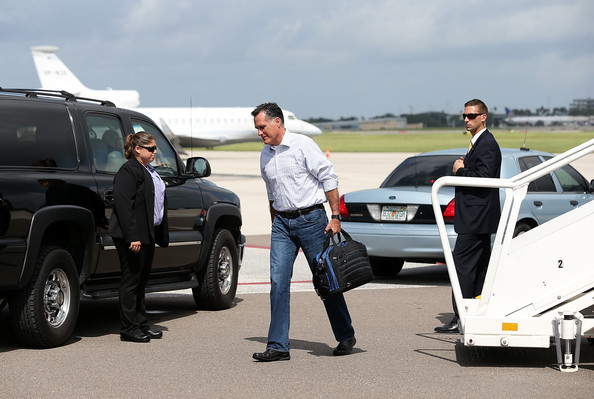 Quần jean rộng và áo sơ mi kẻ dường như là sở thích của ông Romney. Quần jean rộng và áo sơ mi kẻ dường như là sở thích của ông Romney.