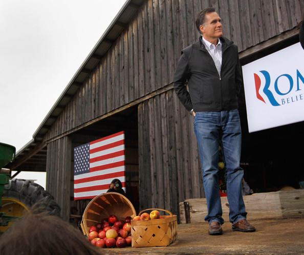 Cựu Thống đốc bang Massachusetts Mitt Romney xua tan sự hồi hộp bằng cách đút tay vào túi quần sau trong lúc chờ đợi để được giới thiệu trong một cuộc mít tinh tại nông trại Harmon Tree ở Gilbert, Nam Carolina. Cựu Thống đốc bang Massachusetts Mitt Romney xua tan sự hồi hộp bằng cách đút tay vào túi quần sau trong lúc chờ đợi để được giới thiệu trong một cuộc mít tinh tại nông trại Harmon Tree ở Gilbert, Nam Carolina.