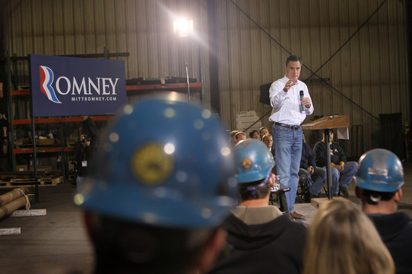Ông Romney bàn về việc làm và nền kinh tế với các công nhân và các vị khách tại nhà máy thép ở thành phố Sioux, Iowa. Ông Romney bàn về việc làm và nền kinh tế với các công nhân và các vị khách tại nhà máy thép ở thành phố Sioux, Iowa.