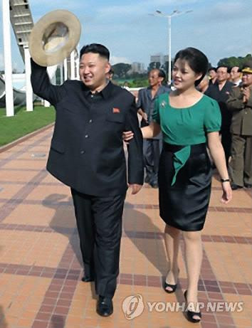 Báo chí Hàn Quốc cho rằng cô Ri Sol-ju là một ca sĩ. Báo chí Hàn Quốc cho rằng cô Ri Sol-ju là một ca sĩ.