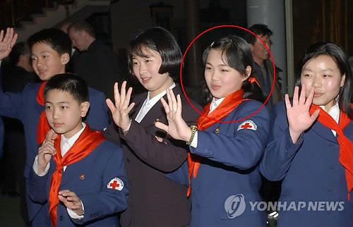 Cô bé Ri Sol-ju (thứ hai từ phải sang) tham gia một sự kiện trồng cây vì tình hữu nghị giữa hai miền liên Triều năm 2003. Cô bé Ri Sol-ju (thứ hai từ phải sang) tham gia một sự kiện trồng cây vì tình hữu nghị giữa hai miền liên Triều năm 2003.