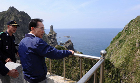 Tổng thống Hàn Quốc Lee Myung-Bak thăm đảo Dokdo/Takeshima. Tổng thống Hàn Quốc Lee Myung-Bak thăm đảo Dokdo/Takeshima.