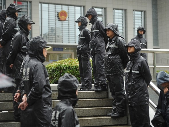 Cảnh sát bên ngoài Tòa án thành phố Hợp Phì, nơi diễn ra phiên tòa xét xử bà Cốc Khai Lai. Cảnh sát bên ngoài Tòa án thành phố Hợp Phì, nơi diễn ra phiên tòa xét xử bà Cốc Khai Lai.