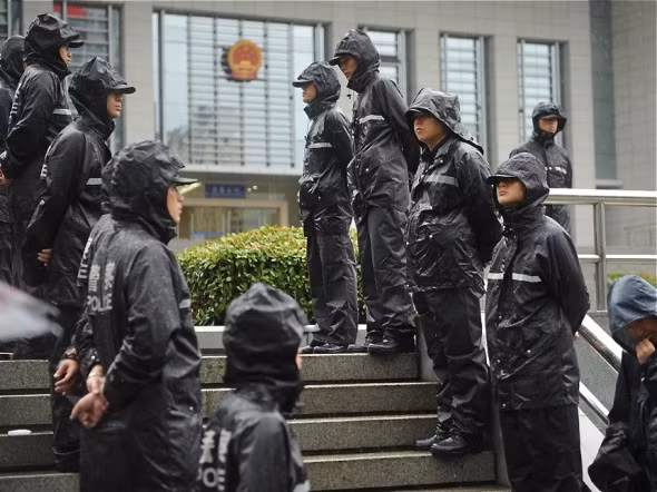 Cảnh sát bên ngoài Tòa án thành phố Hợp Phì, nơi diễn ra phiên tòa xét xử bà Cốc Khai Lai.