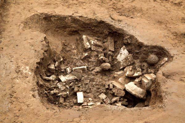 Hàng ngàn mảnh vỡ vẫn chưa được đánh số. Hàng ngàn mảnh vỡ vẫn chưa được đánh số.