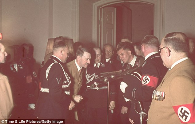 Hitler nhận được một mô hình của một chiếc máy bay Condor như một món quà sinh nhật lần thứ 50 từ một phi công của ông.