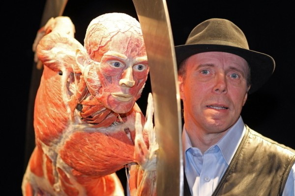 Gunther von Hagens bên cạnh một thi thể người.