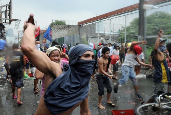 Những cư dân khu ổ chuột ở Manila trút sự tức giận lên các cảnh sát. Những cư dân khu ổ chuột ở Manila trút sự tức giận lên các cảnh sát.