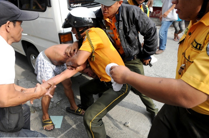 Cảnh đụng độ giữa cư dân khu ổ chuột và cảnh sát Manila, Philippines Cảnh đụng độ giữa cư dân khu ổ chuột và cảnh sát Manila, Philippines