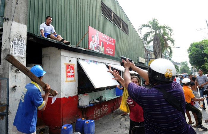 Việc dỡ bỏ các khu ổ chuột được thực hiện nhằm lấy mặt bằng xây dựng các công trình khác. Việc dỡ bỏ các khu ổ chuột được thực hiện nhằm lấy mặt bằng xây dựng các công trình khác.