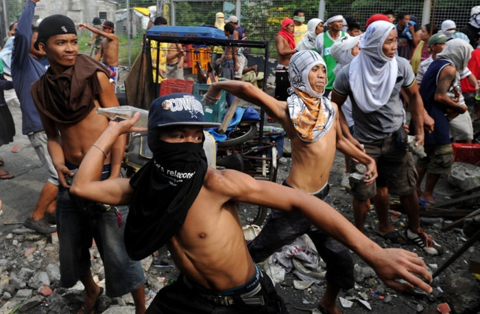 Họ muốn phản đối việc dỡ bỏ các ngôi nhà tồi tàn vốn là nơi sinh sống của họ. Họ muốn phản đối việc dỡ bỏ các ngôi nhà tồi tàn vốn là nơi sinh sống của họ.