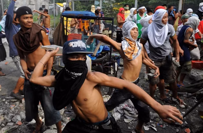 Họ muốn phản đối việc dỡ bỏ các ngôi nhà tồi tàn vốn là nơi sinh sống của họ.